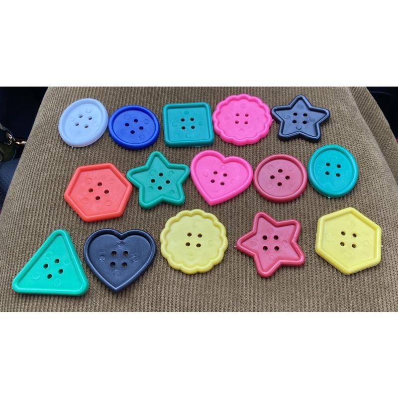 美勞大大鈕扣一包約50顆 多形狀鈕扣 串珠材料包 鈕扣穿繩 鈕扣材料包 形狀材料包 手眼協調訓練 弱勢訓練 形狀認知-細節圖5