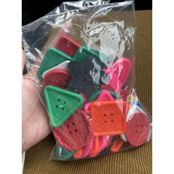 美勞大大鈕扣一包約50顆 多形狀鈕扣 串珠材料包 鈕扣穿繩 鈕扣材料包 形狀材料包 手眼協調訓練 弱勢訓練 形狀認知-細節圖6