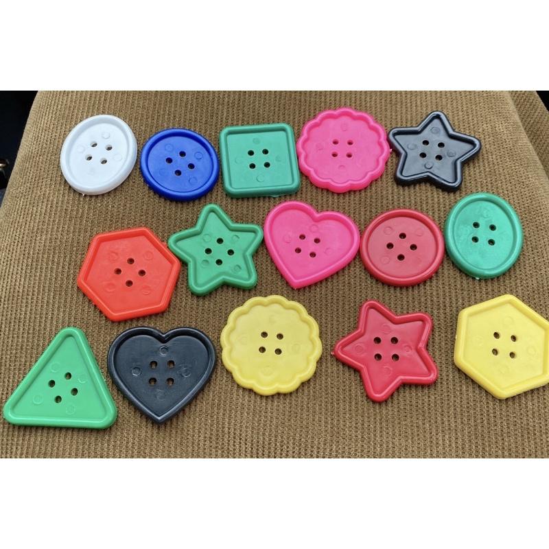 美勞大大鈕扣一包約50顆 多形狀鈕扣 串珠材料包 鈕扣穿繩 鈕扣材料包 形狀材料包 手眼協調訓練 弱勢訓練 形狀認知-細節圖7