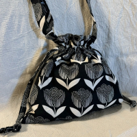 可調式斜揹束口袋-黑花