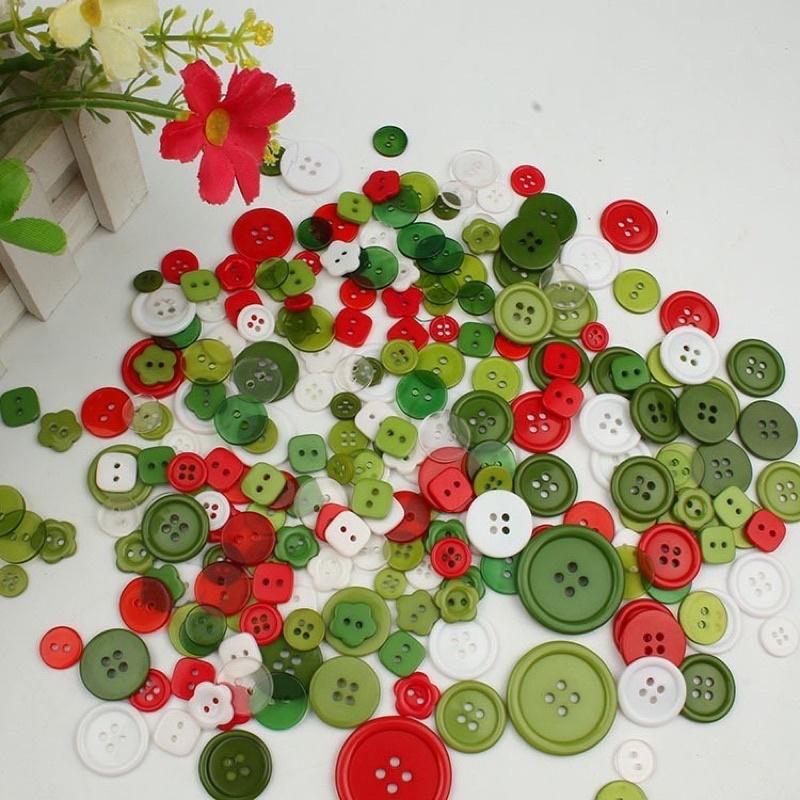 聖誕色系 鈕釦三色混合出約280顆 聖誕鈕扣 聖誕鈕扣 三色混合 聖誕鈕扣 聖誕扣子 鈕扣 聖誕勞作 聖誕手作 聖誕小物-細節圖2