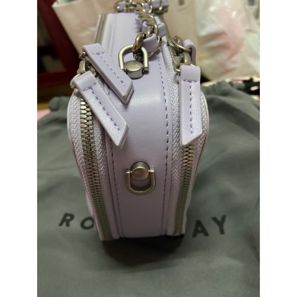 ROBINMAY 魔法貝兒斜背包採用淡藍紫色菱格紋車線與金屬穿皮鍊帶設計 （只使用過一次）-細節圖2