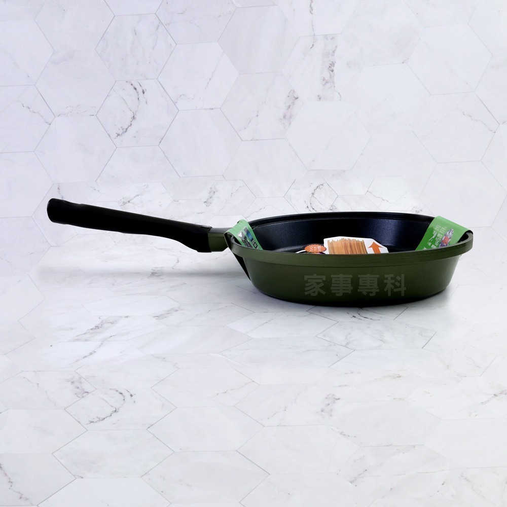 outdoor家事專科 日本和平FREIZ 橢圓型不沾平底鍋 32cm 煎魚  直火專用不沾鍋 軍綠 RB-1212-細節圖4