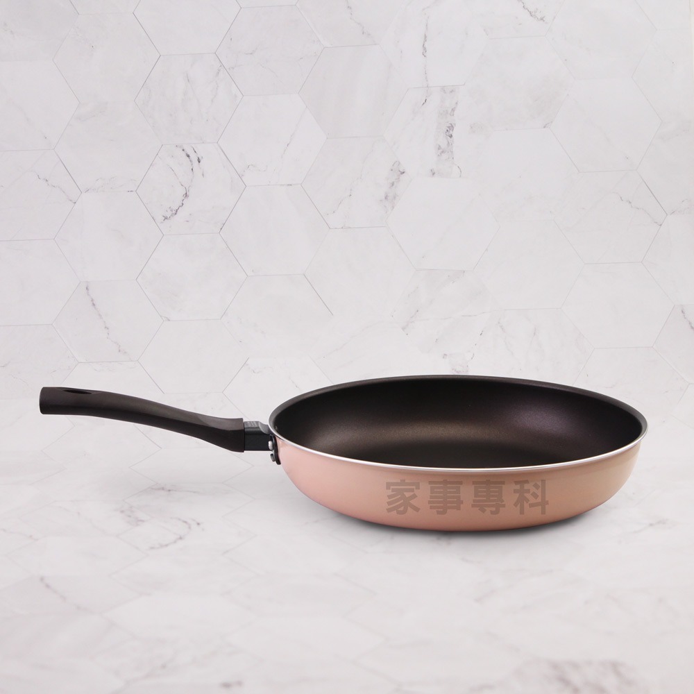 outdoor家事專科 日本和平FREIZ 輕量不沾平底煎鍋 32CM 直火專用 微深平底鍋 粉橘 RB-1529-細節圖2