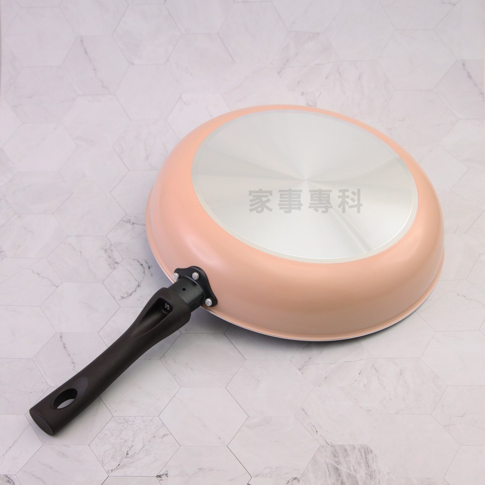 outdoor家事專科 日本和平FREIZ 輕量不沾平底煎鍋 32CM 直火專用 微深平底鍋 粉橘 RB-1529-細節圖3