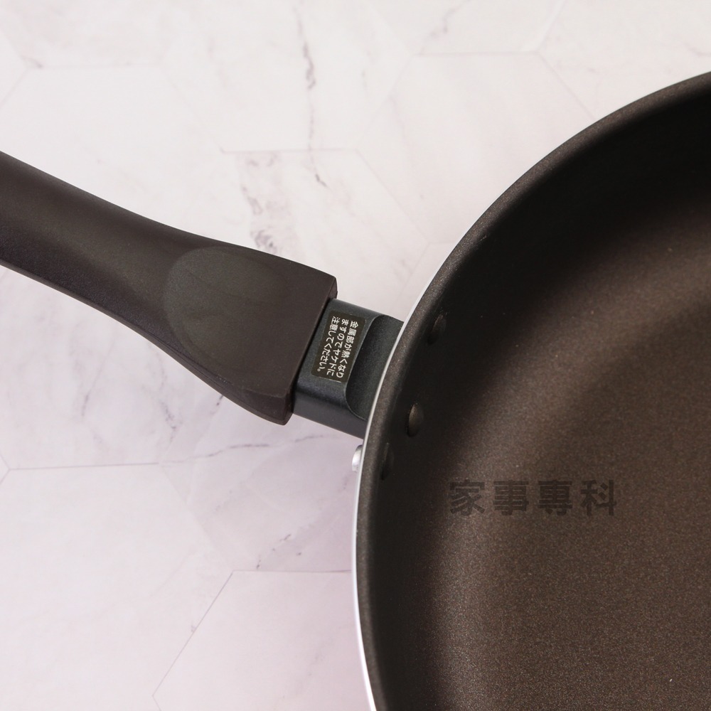 outdoor家事專科 日本和平FREIZ 輕量不沾平底煎鍋 32CM 直火專用 微深平底鍋 粉橘 RB-1529-細節圖5