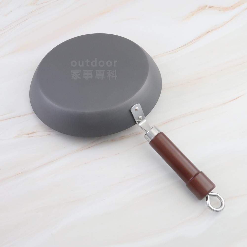 outdoor家事專科 日本製 KIWAME 厚板極鐵平底煎鍋 26CM 深色手把 鐵鍋 RT-3026-細節圖4