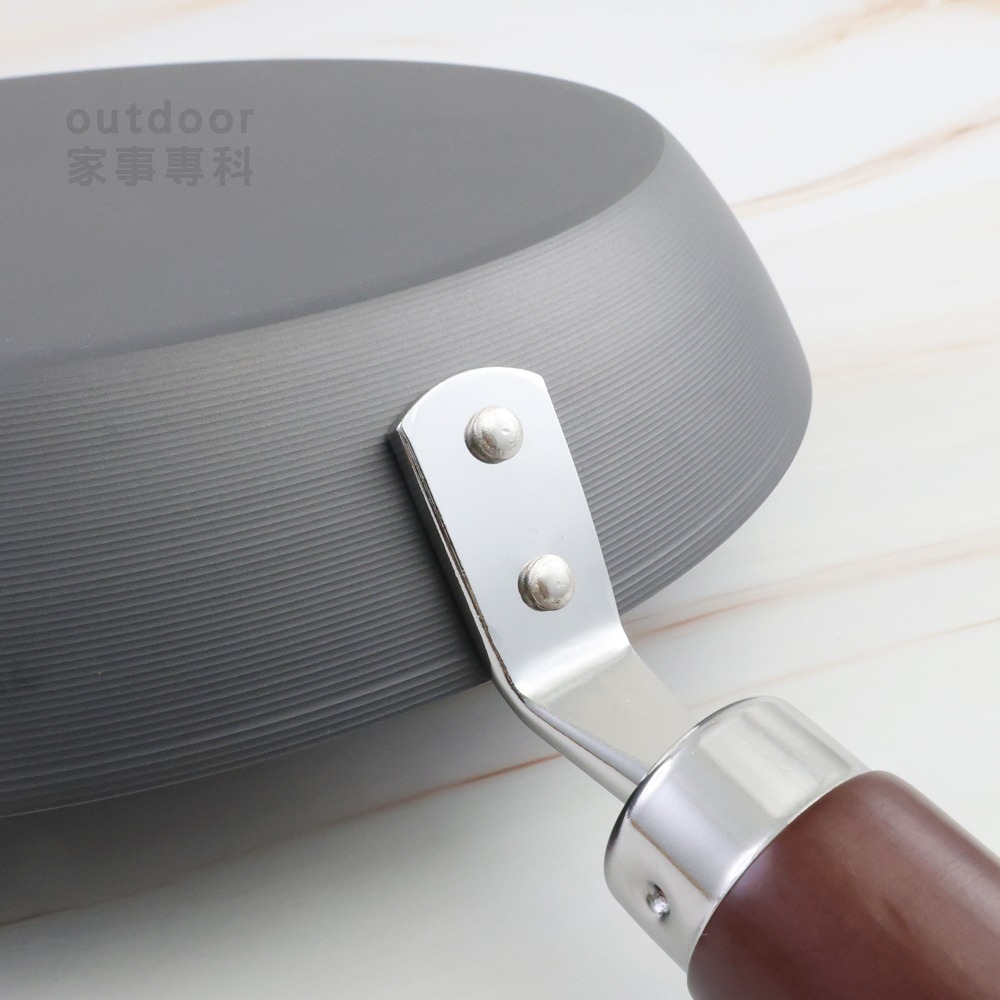 outdoor家事專科 日本製 KIWAME 厚板極鐵平底煎鍋 26CM 深色手把 鐵鍋 RT-3026-細節圖7