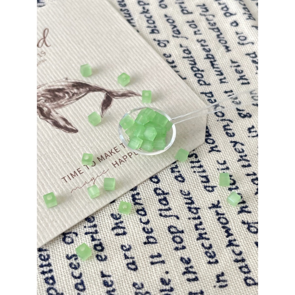 B001-現貨-2mm玻璃方糖珠 水藍、鮮紅，翠綠-細節圖4