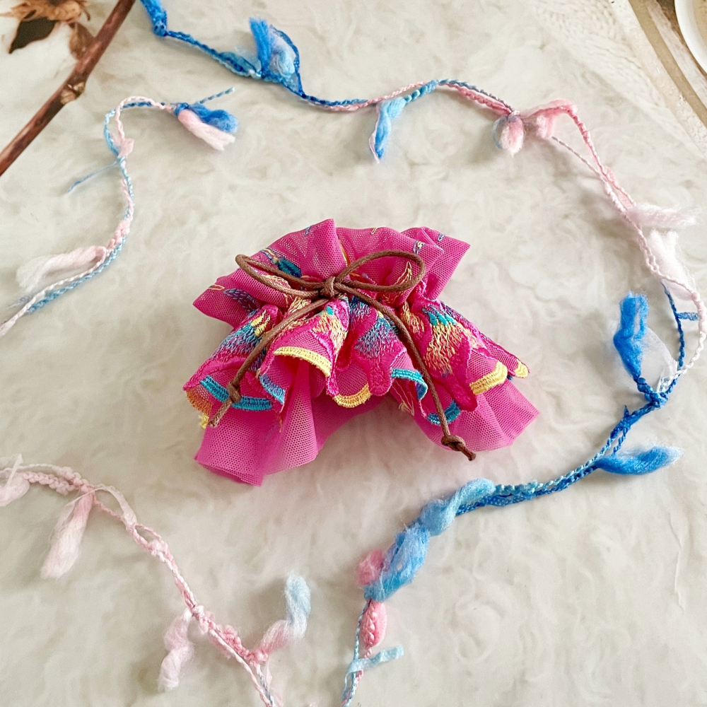 刺繡蕾絲皺褶髮夾/ 馬尾夾 編織髮插 馬尾插 髮叉 髮梳 邊夾 髮飾 壓夾 瀏海夾 彈簧夾 法國夾 法式夾 自動夾-細節圖2