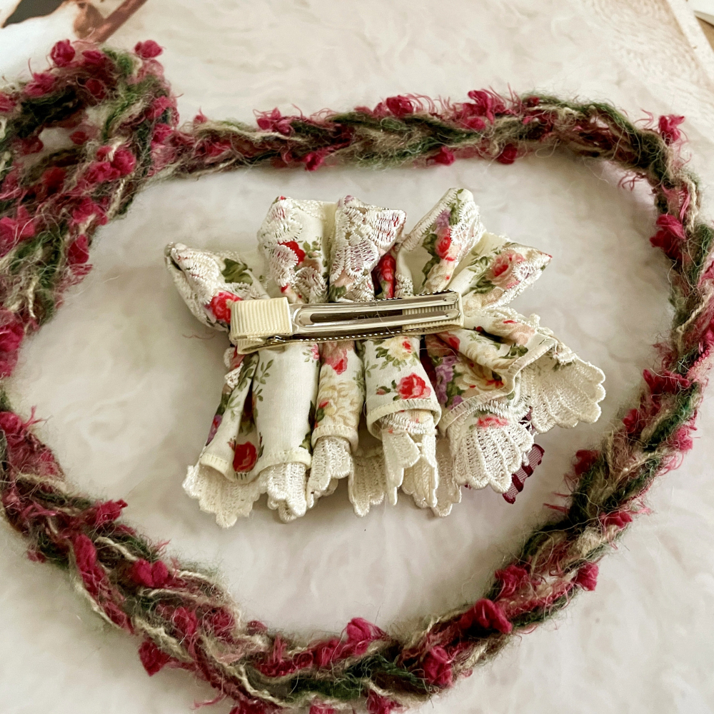 刺繡蕾絲皺褶髮夾/ 馬尾夾 編織髮插 馬尾插 髮叉 髮梳 邊夾 髮飾 壓夾 瀏海夾 彈簧夾 法國夾 法式夾 自動夾-細節圖4