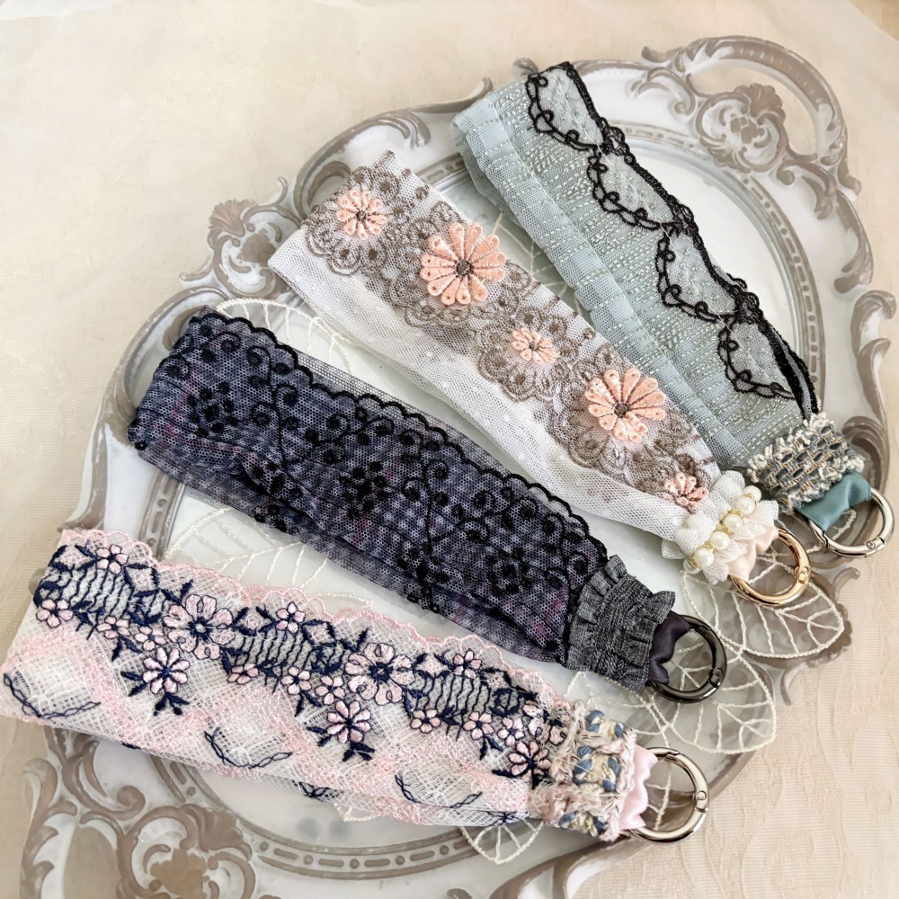 手機掛繩/ 復古蕾絲手機手腕帶 刺繡掛繩 手機背帶 手腕繩 手機繩 背繩 吊飾 票卡吊帶 掛繩-細節圖2