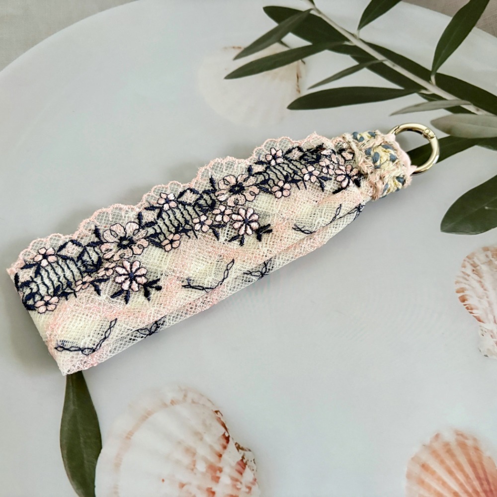 手機掛繩/ 復古蕾絲手機手腕帶 刺繡掛繩 手機背帶 手腕繩 手機繩 背繩 吊飾 票卡吊帶 掛繩-規格圖7