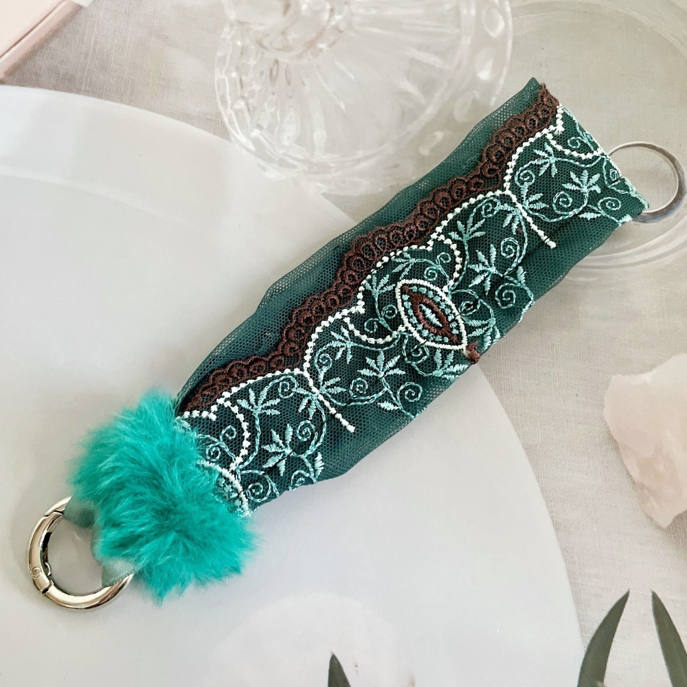 手機掛繩/ 復古蕾絲手機手腕帶 刺繡掛繩 手機背帶 手腕繩 手機繩 背繩 吊飾 票卡吊帶 掛繩-規格圖7