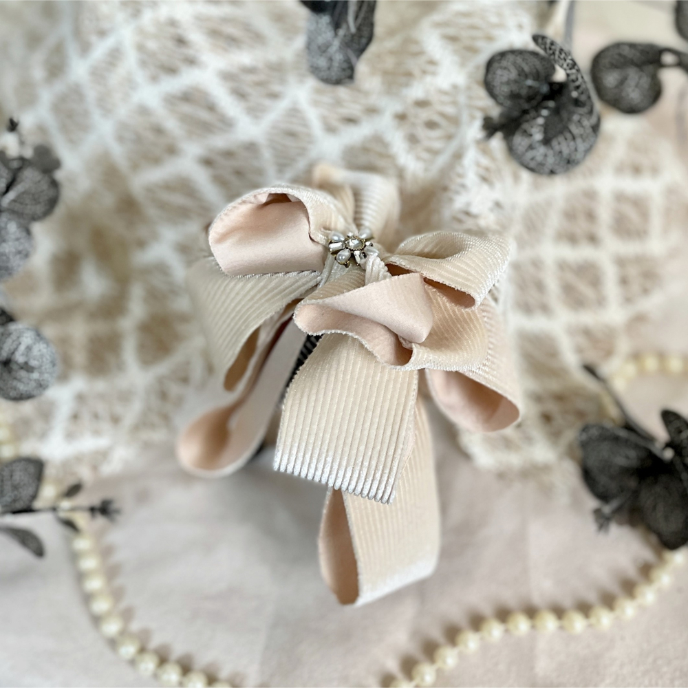 ＊哈娜髮飾＊絨質手工仙女夾/米白色大蝴蝶結香蕉夾 鯊魚夾 髮圈 馬尾夾 髮夾 相交夾 三抓夾 包頭抓夾 髮梳 邊夾-細節圖2