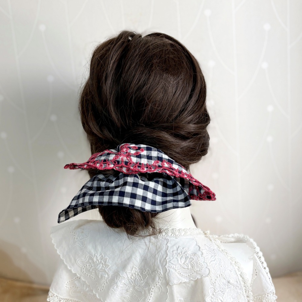 ＊哈娜髮飾＊方形大腸圈/ 方巾髮圈 刺繡蕾絲 格子腸圈 棉布大腸髮圈 髮束 髮繩 髮飾 頭飾 禮物 方型腸圈-細節圖2