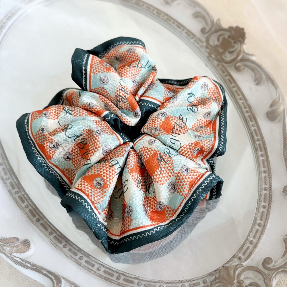 布藝大腸圈/ 絲巾質感 緞面童話風 髮圈 大腸髮圈 髮束 髮繩 髮飾 頭飾 禮物 髮量多 髮量少-細節圖2