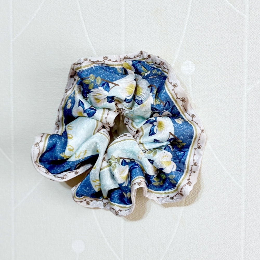 布藝大腸圈/ 絲巾質感 緞面藍白花 髮圈 大腸髮圈 髮束 髮繩 髮飾 頭飾 禮物 髮量多 髮量少-細節圖2