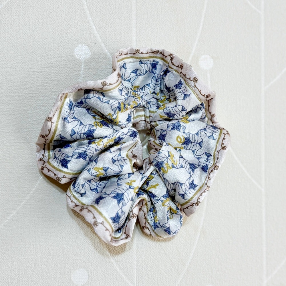 布藝大腸圈/ 絲巾質感 緞面藍白花 髮圈 大腸髮圈 髮束 髮繩 髮飾 頭飾 禮物 髮量多 髮量少-細節圖3