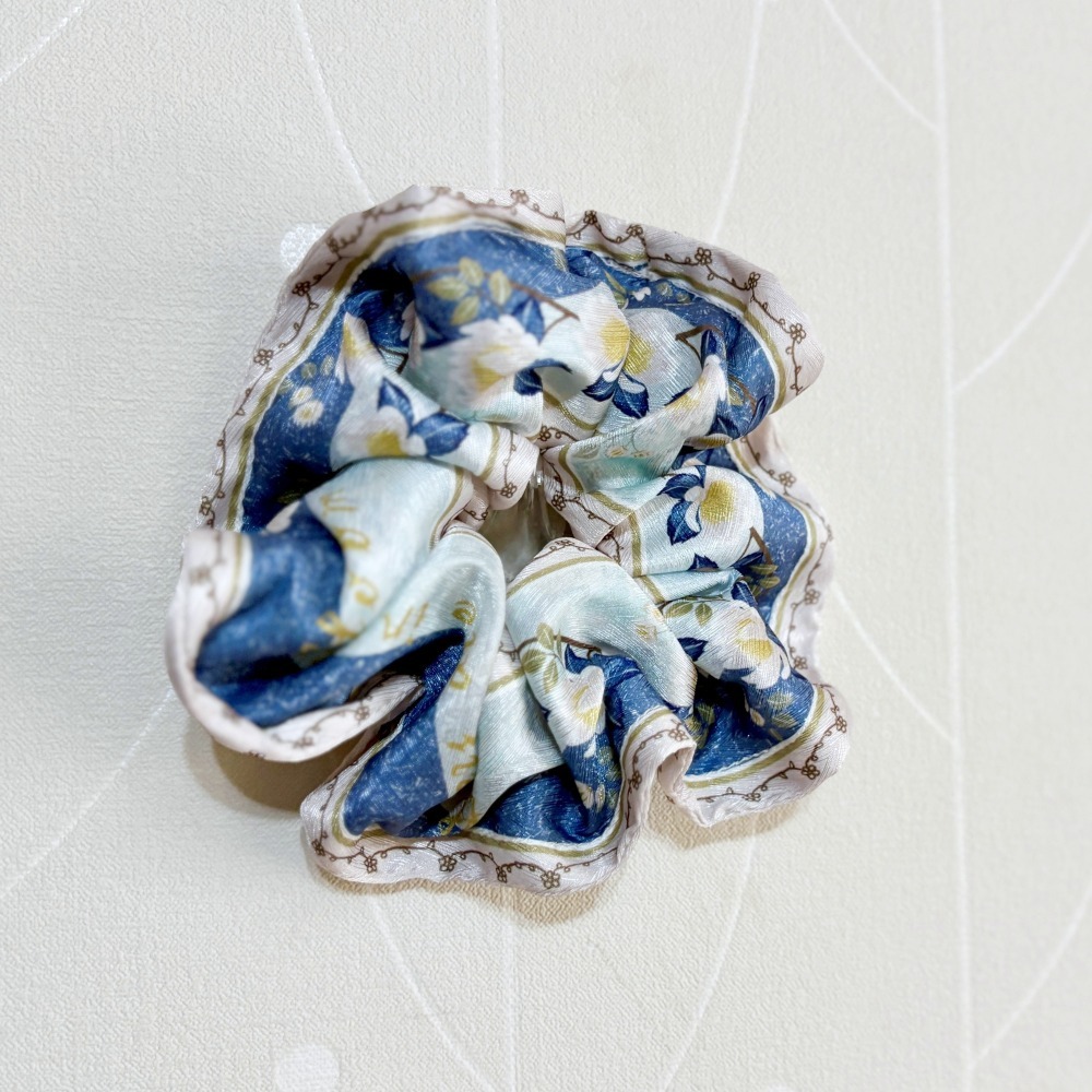 布藝大腸圈/ 絲巾質感 緞面藍白花 髮圈 大腸髮圈 髮束 髮繩 髮飾 頭飾 禮物 髮量多 髮量少-細節圖4