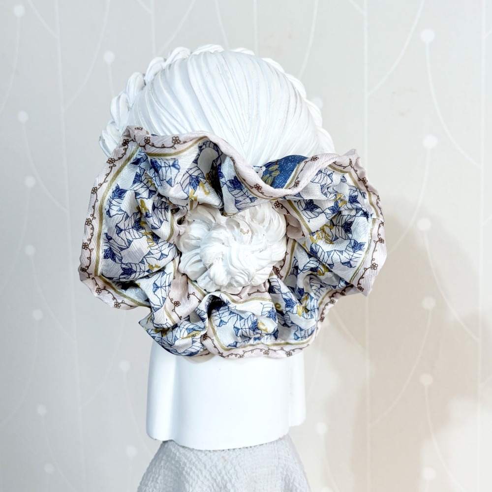 布藝大腸圈/ 絲巾質感 緞面藍白花 髮圈 大腸髮圈 髮束 髮繩 髮飾 頭飾 禮物 髮量多 髮量少-細節圖5