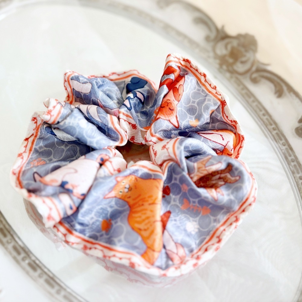 布藝大腸圈/ 絲巾質感 緞面貓咪樂園 髮圈 大腸髮圈 髮束 髮繩 髮飾 頭飾 禮物 髮量多 髮量少-細節圖3