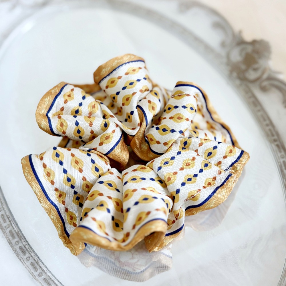 布藝大腸圈/ 絲巾質感 緞面向日葵貓咪 髮圈 大腸髮圈 髮束 髮繩 髮飾 頭飾 禮物 髮量多 髮量少-細節圖2