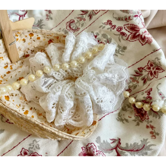 ＊哈娜髮飾＊法式刺繡蕾絲大腸圈 白色 髮圈 大腸髮圈 髮束 髮繩 髮飾 頭飾 禮物-細節圖3