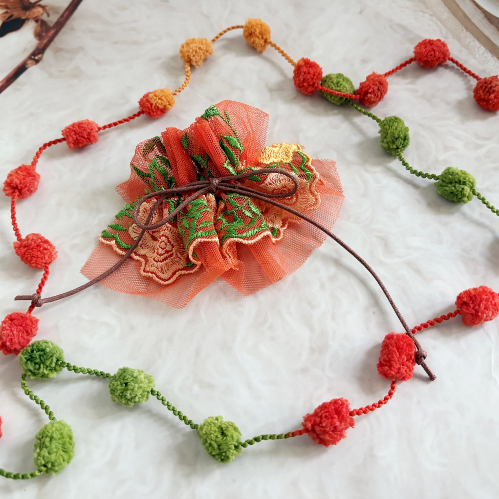 刺繡蕾絲皺褶髮夾/ 馬尾夾 編織髮插 馬尾插 髮叉 髮梳 邊夾 髮飾 壓夾 瀏海夾 彈簧夾 法國夾 法式夾 自動夾-細節圖2