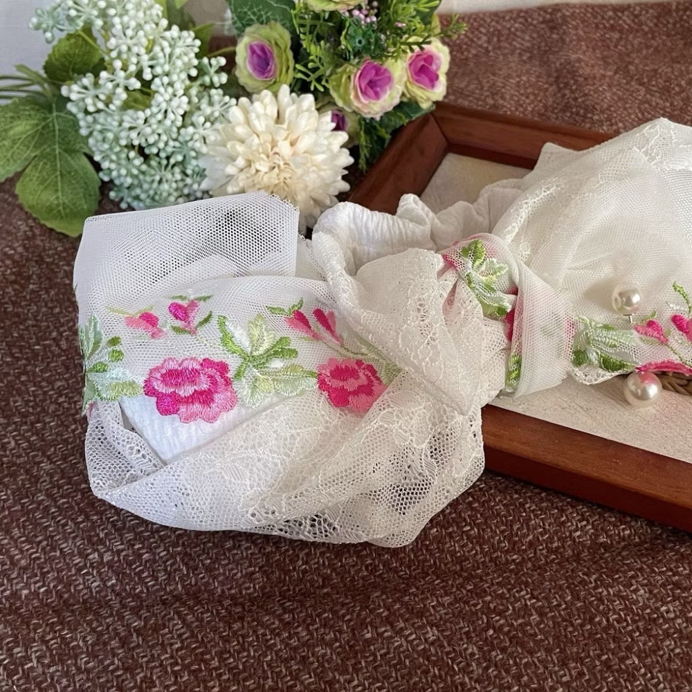 ＊哈娜髮飾＊多用綁帶髮帶 白蕾絲 蝴蝶結扭結交叉打結寬版 口罩減壓 髮束 髮圈 領巾 頭巾 頭飾 頭帶-細節圖2