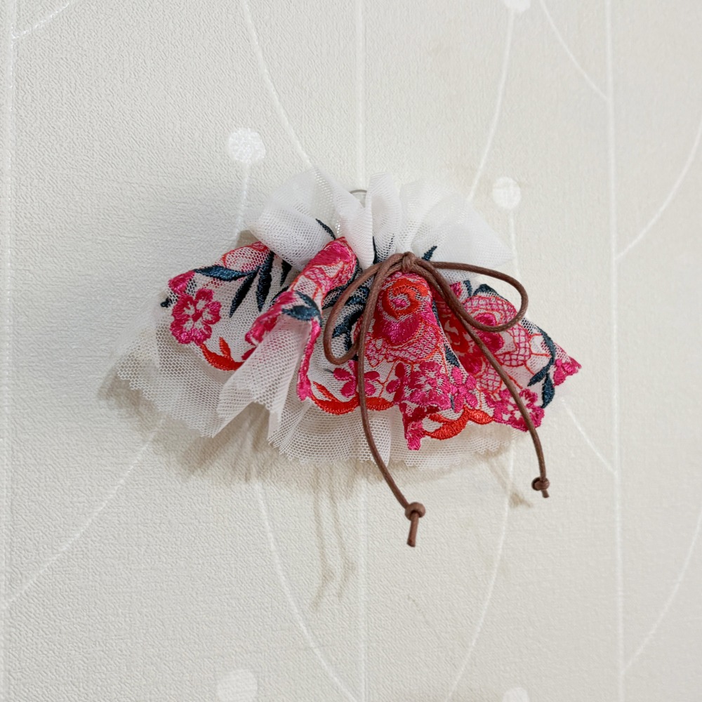 刺繡蕾絲皺褶髮夾/ 馬尾夾 編織髮插 馬尾插 髮叉 髮梳 邊夾 髮飾 壓夾 瀏海夾 彈簧夾 法國夾 法式夾 自動夾-細節圖2