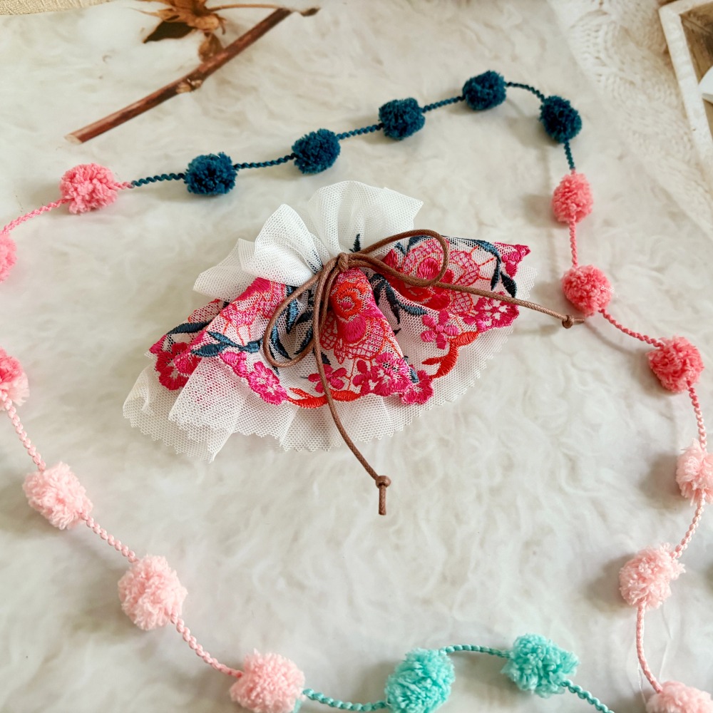 刺繡蕾絲皺褶髮夾/ 馬尾夾 編織髮插 馬尾插 髮叉 髮梳 邊夾 髮飾 壓夾 瀏海夾 彈簧夾 法國夾 法式夾 自動夾-細節圖3