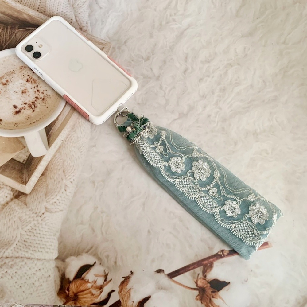 ＊哈娜髮飾＊手機掛繩【福袋驚喜包 4入組】手腕帶 刺繡蕾絲手機繩 手腕繩 手機墊片夾片 蕾絲掛繩 手機背帶 刺繡手機帶-細節圖4