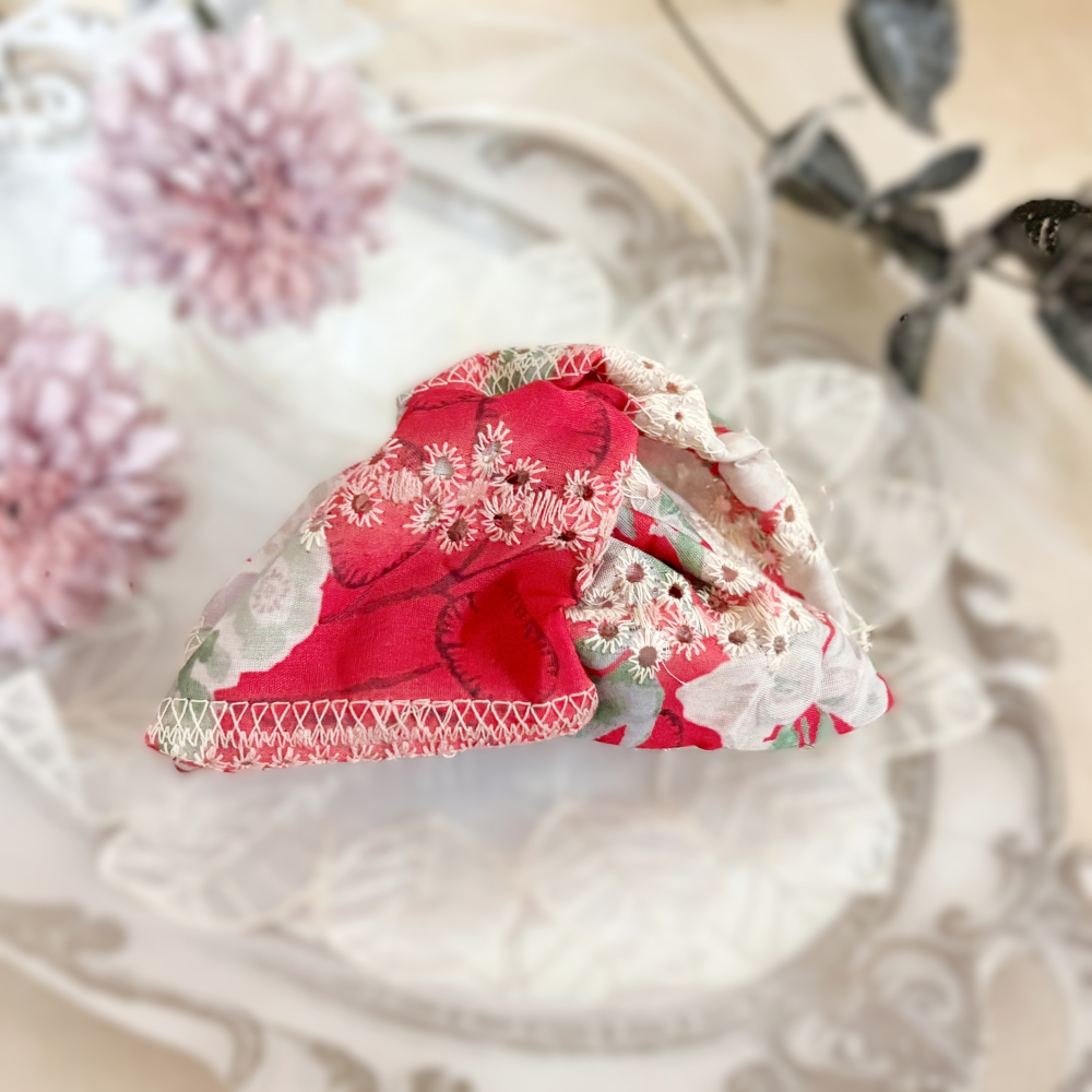 ＊哈娜髮飾＊三角抓夾 /水餃超大鯊魚夾 刺繡棉 髮量多 馬尾 髮夾 包頭 公主頭 盤髮 頭飾 手工髮飾 獨家-細節圖3