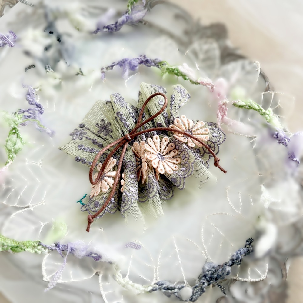 刺繡蕾絲皺褶髮夾/ 馬尾夾 編織髮插 馬尾插 髮叉 髮梳 邊夾 髮飾 壓夾 瀏海夾 彈簧夾 法國夾 法式夾 自動夾-細節圖2