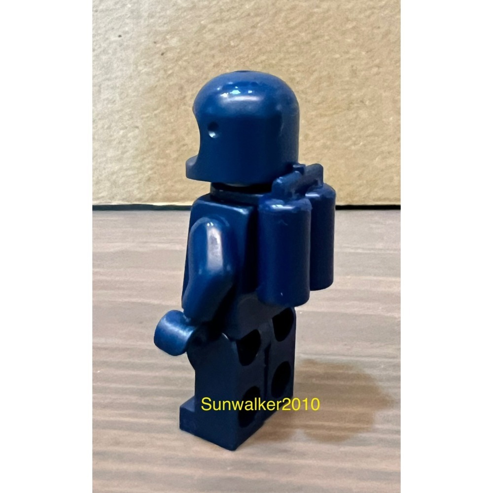 【積木2010】樂高 LEGO 深藍色 太空人 (含氧氣筒)-細節圖3