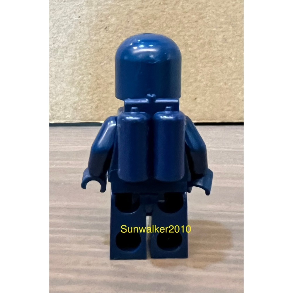【積木2010】樂高 LEGO 深藍色 太空人 (含氧氣筒)-細節圖4