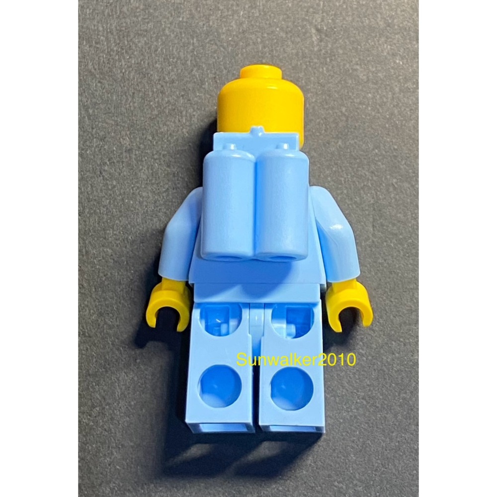 【積木2010】樂高 LEGO 亮淡藍色 太空人 / BAM / 人頭+身體+腳+氧氣筒-細節圖3
