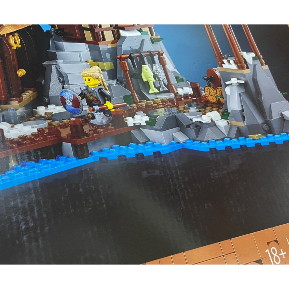 外盒擦損特價【積木2010】樂高 LEGO 21343 維京海盜村 維京村莊 / 維京人-細節圖3