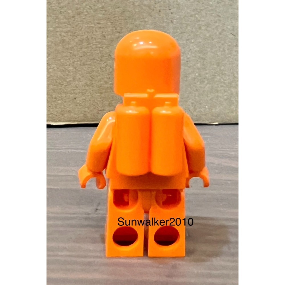 【積木2010】樂高 LEGO 橘色 太空人 (含氧氣筒)-細節圖2