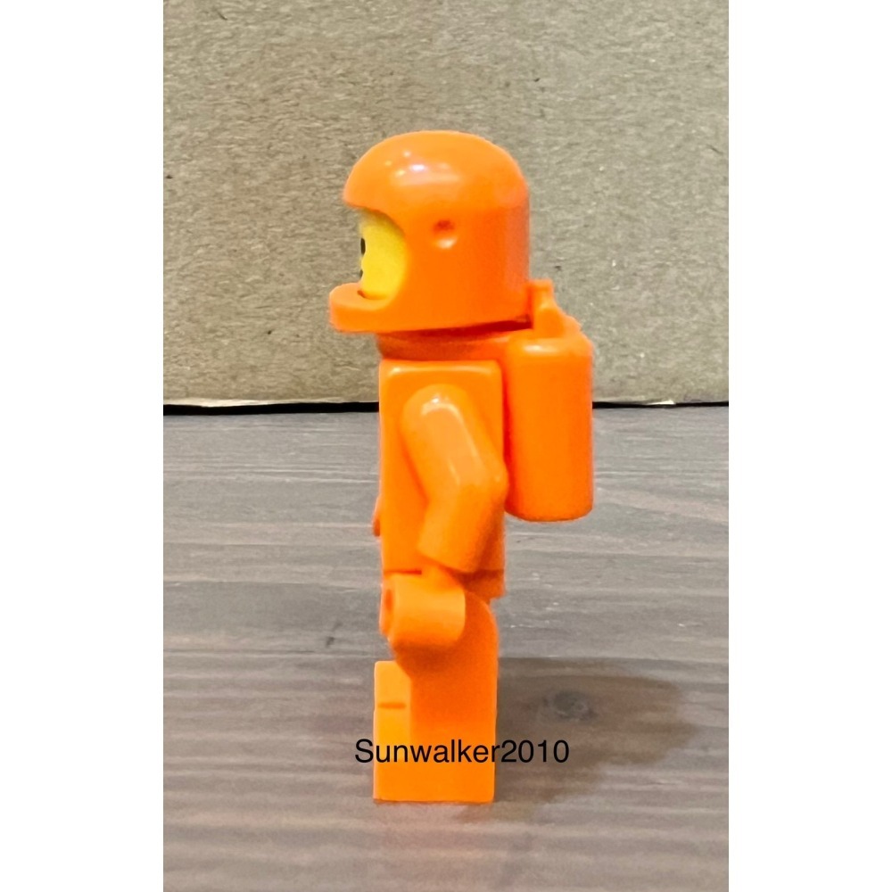 【積木2010】樂高 LEGO 橘色 太空人 (含氧氣筒)-細節圖4