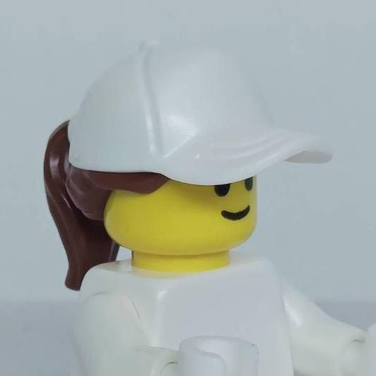 <樂高人偶小舖>正版LEGO 帽子35-1 棒球帽 白色 紅棕馬尾 6391870 人偶配件-細節圖3