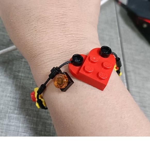 <樂高人偶小舖>正版LEGO 零件 手環項鍊 黑鏈繩 紅蘋果 綠蘋果 愛心 配件 1x1 鍊繩 鍊條 63141-細節圖7