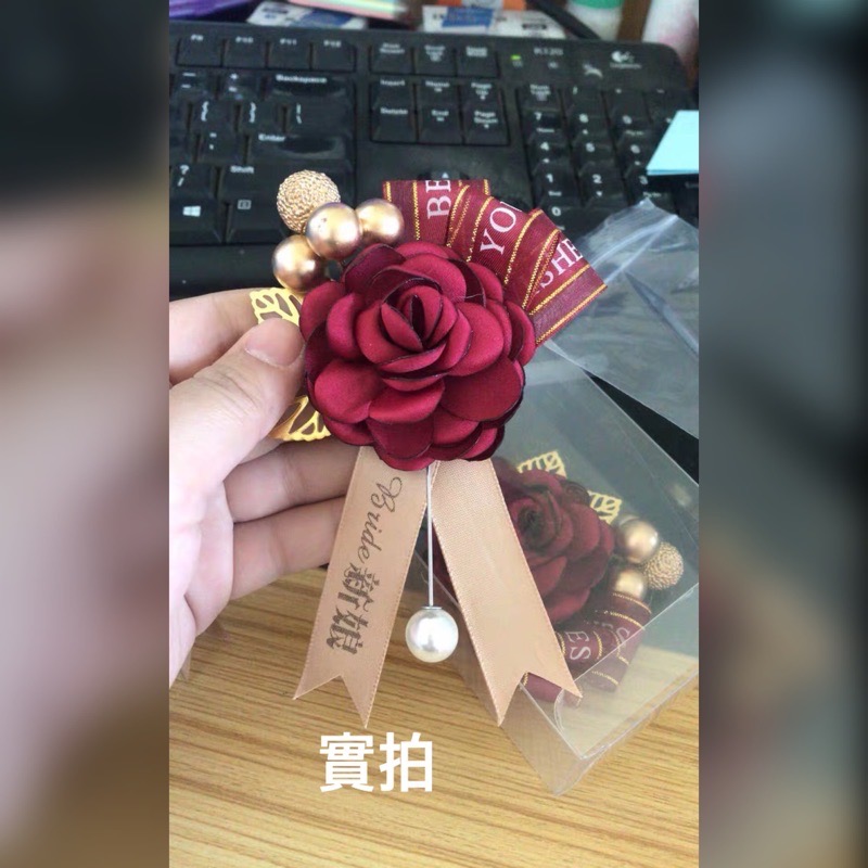 ‼️現貨‼️《實拍》韓式玫瑰珍珠緞帶金珠胸花～3色-細節圖3