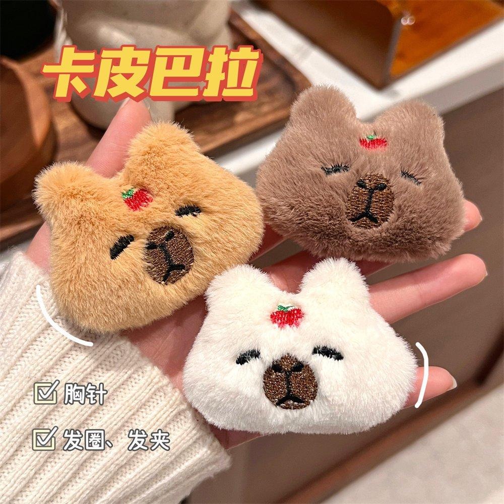 ✨eeshop✨【台灣現貨】可愛毛絨水豚君胸針 髮圈 髮夾 吊飾-細節圖3