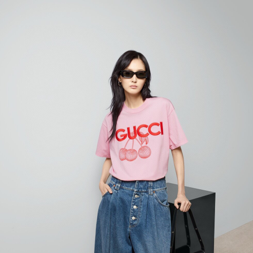 古馳 Gucci 2024春夏系列最新款🆕✨✨印花刺繡T恤🍒 這款柔美T恤以粉色棉匠心打造，巧妙融入G*cci刺繡