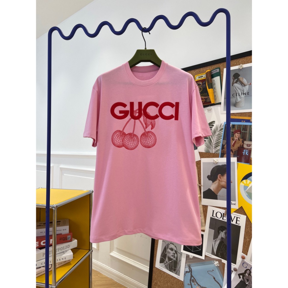 古馳 Gucci 2024春夏系列最新款🆕✨✨印花刺繡T恤🍒 這款柔美T恤以粉色棉匠心打造，巧妙融入G*cci刺繡-細節圖3