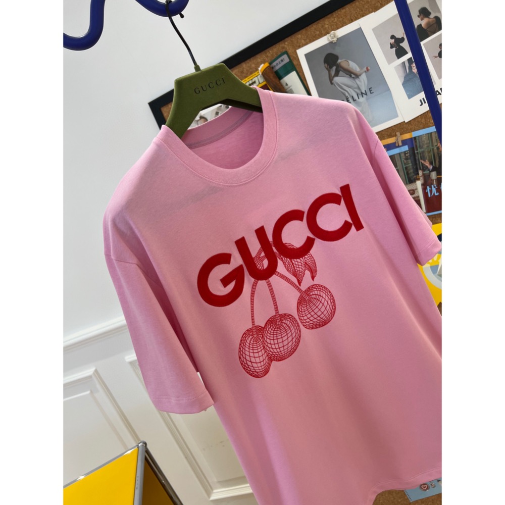 古馳 Gucci 2024春夏系列最新款🆕✨✨印花刺繡T恤🍒 這款柔美T恤以粉色棉匠心打造，巧妙融入G*cci刺繡-細節圖5