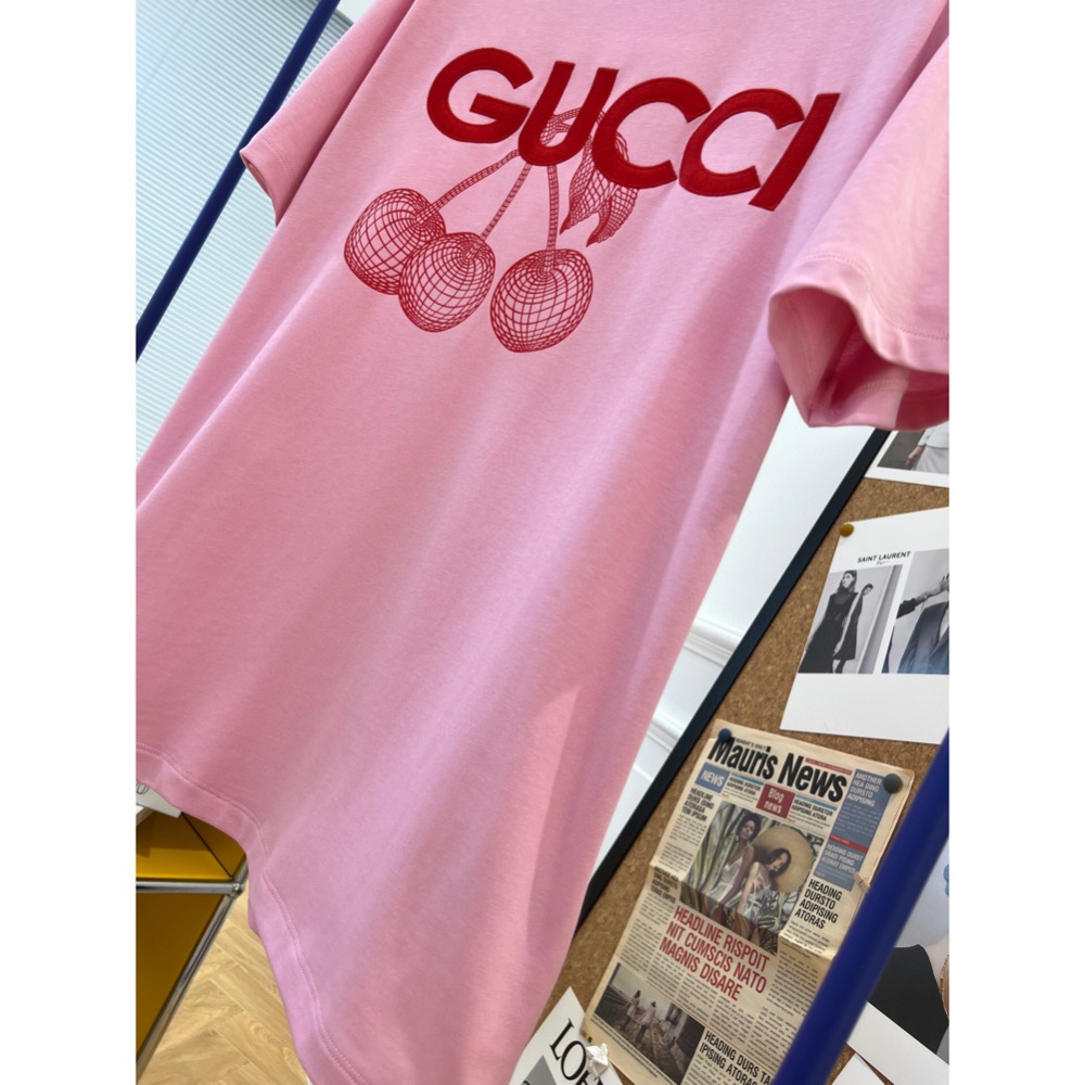 古馳 Gucci 2024春夏系列最新款🆕✨✨印花刺繡T恤🍒 這款柔美T恤以粉色棉匠心打造，巧妙融入G*cci刺繡-細節圖6