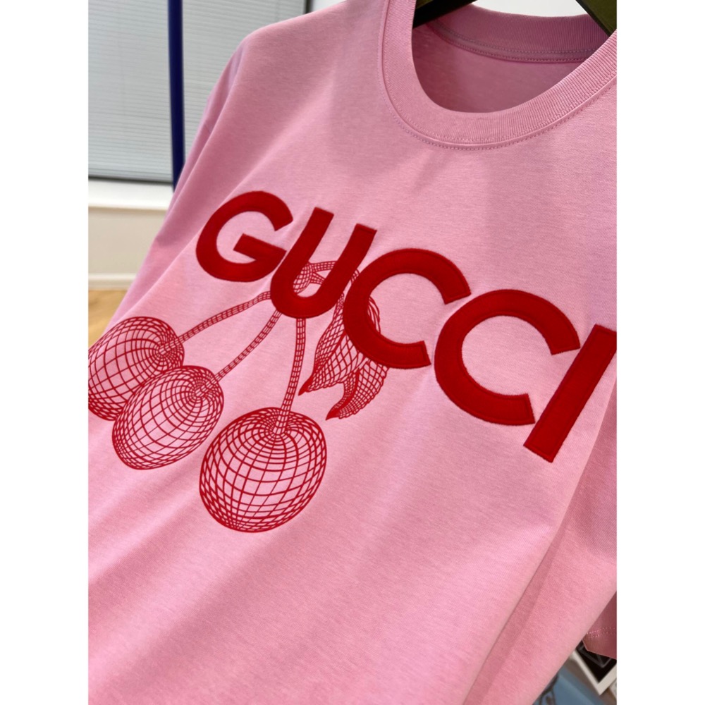 古馳 Gucci 2024春夏系列最新款🆕✨✨印花刺繡T恤🍒 這款柔美T恤以粉色棉匠心打造，巧妙融入G*cci刺繡-細節圖7